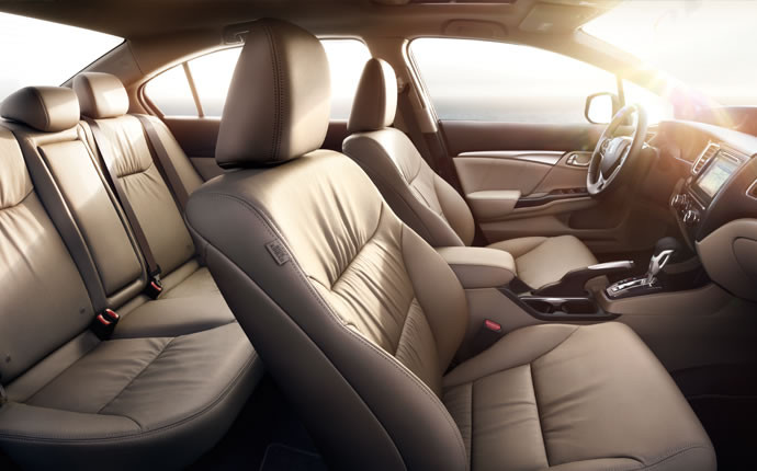 Tất cả các phiên bản của Civic 2015 đều được trang bị hệ thống Display Audio có thể được điều khiển thông qua điện thoại thông minh, camera phía sau, bộ la-zăng hợp kim.
