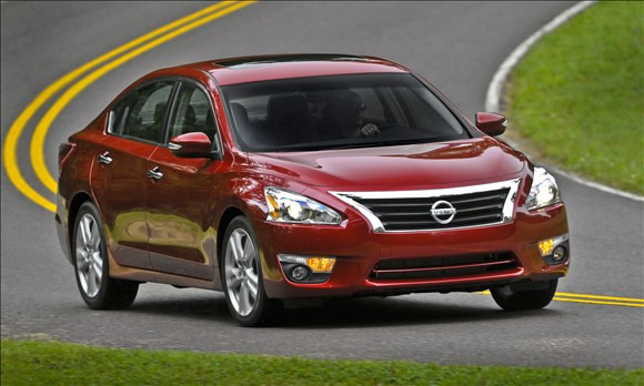 Nissan Altima 2013 là một bước tiến lớn so với phiên bản trước. Dòng xe cải tiến mới của Nissan trang bị nội thất mang phong cách hiện đại, động cơ tinh tế hơn, kiểu dáng đẹp mắt hơn. Altima được coi là một trong những dòng sedan cỡ trung bán chạy nhất trên thị trường.