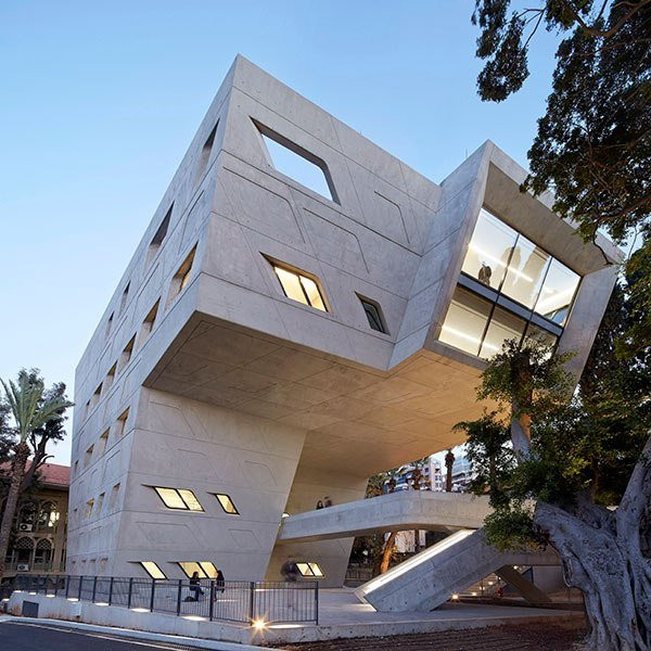 6. Công ty kiến trúc sư Zaha Hadid đã thiết kế tòa nhà ấn tượng này cho Viện Chính sách công và vấn đề quốc tế tại Đại học Hoa Kỳ ở Beirut (Li-Băng).