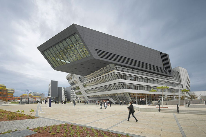 7. Trung tâm Nghiên cứu và Thư viện tại Đại học Kinh tế Vienna (Áo). Kiến trúc sư Zaha Hadid đã phát minh ra trung tâm giảng dạy vô cùng độc đáo này. Nó gồm một cấu trúc chính (tòa nhà nghiêng 35 độ) và một không gian khác nằm cạnh.