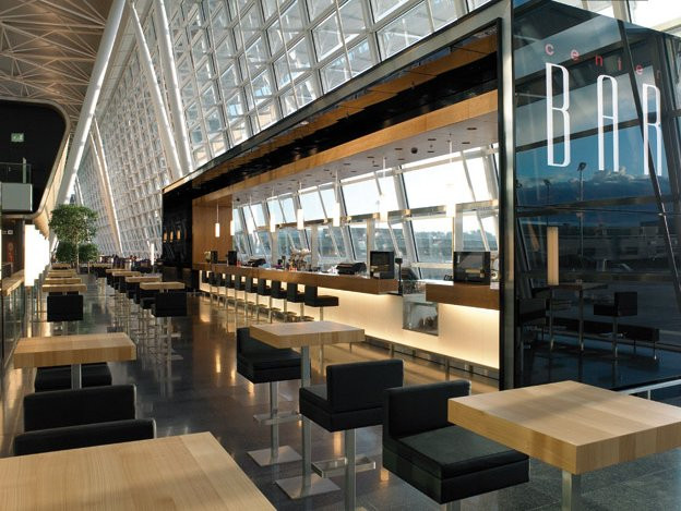 6. Center Bar ở Sân bay Zurich, Thụy Sĩ: Center Bar là một phòng chờ sân bay được thiết kế bởi công ty Thụy Sĩ Detail Design. Họ đã sử dụng bảng tùy chỉnh, ghế quầy bar và ghế bành để biến khu vực này giống như một quán rượu. Mục đích của phòng chờ này là để tạo ra một bầu không khí thoải mái khi chuyển đổi các phòng chờ thành một quán bar thân thiện. Tại đây, du khách có thể thưởng thức đồ uống hoặc cà phê trong khi chờ đợi máy bay của họ.