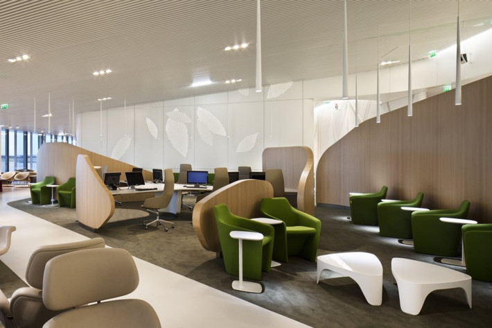 8. Phòng chờ Air France Busines tại sân bay Charles de Gaulle, Paris (Pháp): Phòng chờ Air France Business được lấy ý tưởng từ một công viên với nhiều cây xanh trang trí bên trong.