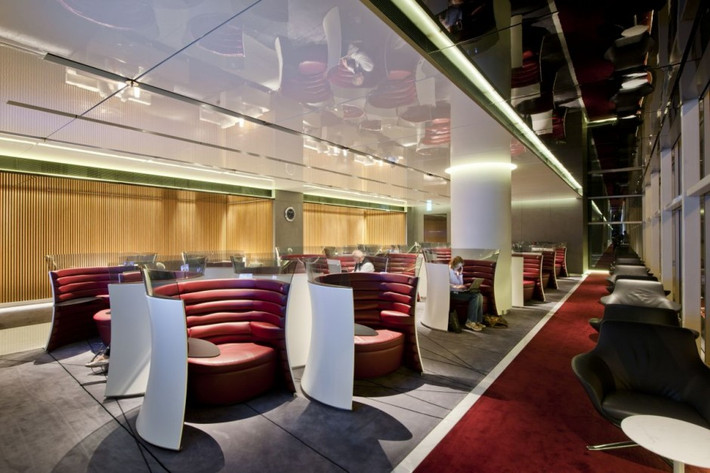 2. Phòng chờ sân bay New Cathay Pacific, Hong Kong: Phòng chờ của sân bay này được thiết kế bởi công ty Foster + Partners với loạt vật liệu chất lượng cao nhất và một hệ thống chỗ ngồi mới. Phòng chờ này gồm khu vực tiếp tân, khu CNTT, quầy y tế và khu thư giãn, rất nhiều ghế ngồi được sắp xếp quy củ trên thảm đỏ. Nó còn có một loạt ghế mang hình đồng hồ cát nhằm tạo không gian riêng tư cho khách du lịch cá nhân.