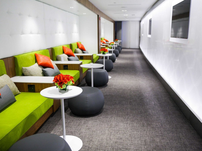 1. Phòng chờ New American Express tại sân bay LaGuardia, Mỹ: Với thiết kế sang trọng, hiện đại và trang nhã, phòng chờ này đem đến cho hành khách cảm giác thoái mái, dễ chịu dù đang phải chờ đến giờ lên máy bay. Phòng chờ cung cấp dịch vụ Wi-Fi miễn phí và ổ cắm điện ở tất cả các chỗ ngồi. Trong lúc chờ đợi, bạn có thể mua một chút đồ ăn hoặc thức uống để ngồi thưởng thức tại đây.