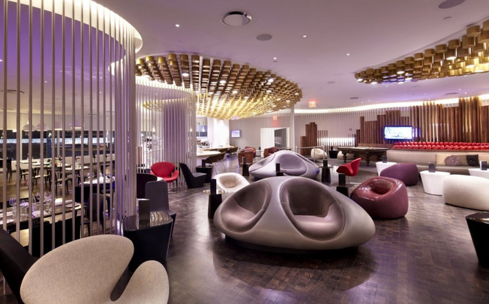 7. Phòng chờ Virgin Upper Class tại sân bay JFK, New York (Mỹ): Sân bay JFK có một phòng mới và rất phong cách, mang đến không gian sang trọng và thoải mái cho du khách. Tại phòng chờ này, hành khách có thể thưởng thức đồ uống và thư giãn tại một trong những khu vực riêng tư.