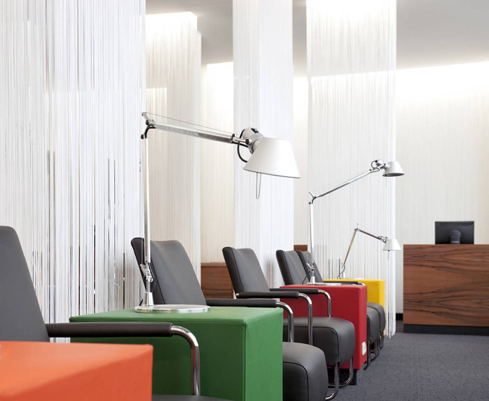 5. Phòng chờ tại sân bay Vienna, Áo: Phòng chờ này kết hợp 5 khu vực khác nhau, mỗi thiết kế để đáp ứng nhu cầu của du khách: một bàn tiếp đón, khu vực ăn uống, một khu vực dành cho doanh nhân, khu vực làm việc và không gian thư giãn. Đó là những không gian riêng biệt được ngăn cách bằng những tấm rèm cửa màu trắng, tạo sự riêng tư mà không hoàn toàn che khuất tầm nhìn.