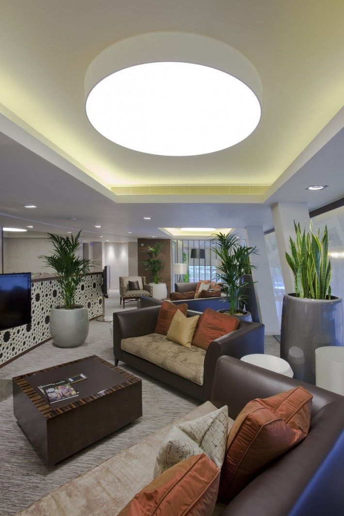 10. Phòng chờ Rizon Jet tại sân bay Biggin Hill, Anh: Phòng chờ VIP này gồm 2 tầng sang trọng với đầy đủ các dịch vị. Rizon Jet là một tập đoàn hàng không tư nhân có trụ sở tại Trung Đông và Anh. Thiết kế của phòng chờ này mang đến không gian yên tĩnh với sự kết hợp màu trang nhã và đồ nội thất sang trọng.