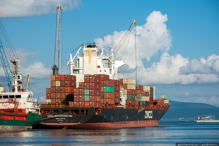 Các trạm kiểm tra và khoang hàng trong hải cảng này luôn trao đổi thông tin cần thiết và lập kế hoạch công việc với nhau.