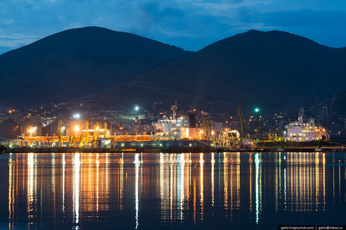 Cảng Novorossiysk cung cấp đầy đủ các dịch vụ xử lý tất cả các loại tàu chở hàng hóa số lượng lớn từ chất lỏng, hỗn hợp, container.