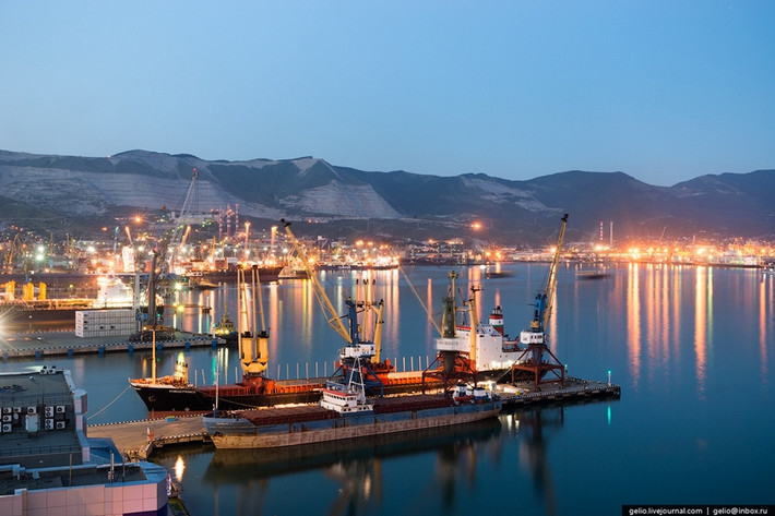 Lượng xe cộ lưu thông mỗi ngày trên cảng Novorossiysk lên tới 800 xe ô tô (gần 300 nghìn xe mỗi năm).
