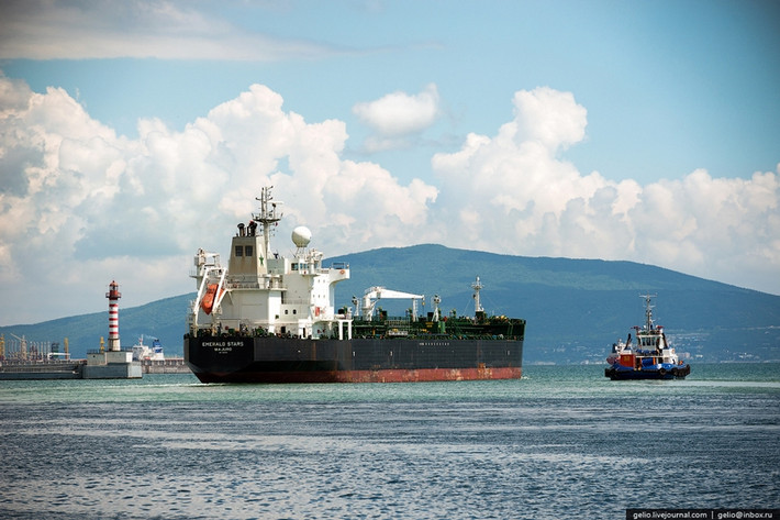 Trung bình, cảng Novorossiysk tiếp nhận hơn 4.500 tàu mỗi năm.