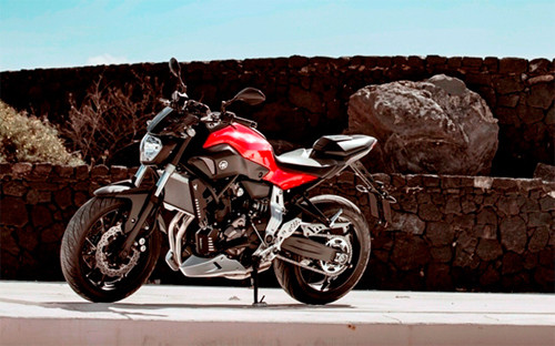 Còn chiếc Yamaha MT-07 2014 gây ấn tượng với kiểu dáng dồn trọng tâm về phía trước. Trong khi đó, các hốc gió và ốp bên bằng nhôm mang đến diện mạo thể thao cho mẫu xe.