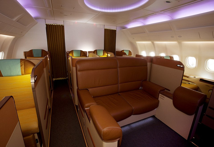Những chiếc ghế dài trên khoang VIP của hãng hàng không Oman Air. Với vé hạng nhất, bạn sẽ được phục vụ rượu sâm panh Taittinger Comtes từ các cô tiếp viên xinh đẹp của hãng.