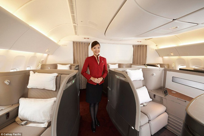 Trên khoang hạng nhất của hãng hàng không Cathay Pacific (Hong Kong), bạn sẽ được phục vụ rượu sâm banh Krug Grand Cuvée, được cung cấp bộ đồ ngủ và ăn uống theo yêu cầu của bạn.