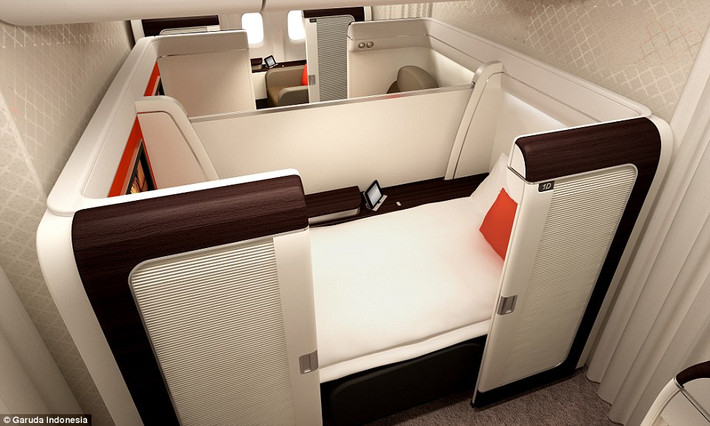 Khoang hạng nhất của hãng bay Garuda Indonesia khá nhỏ gọn nhưng cũng không kém sang trọng.