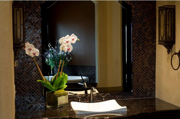 Đặt hoa lan trên các bồn rửa tay để tăng thêm sự tươi mới cho phòng tắm trong ngôi nhà bạn.