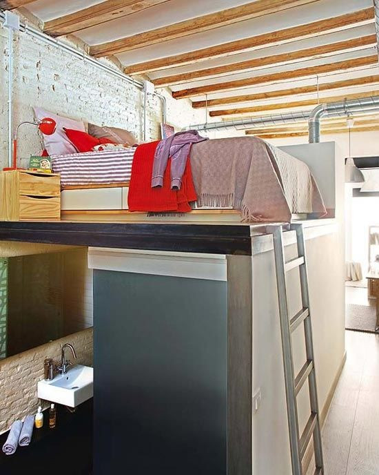 Giường ngủ phía trên nhà vệ sinh. Khi nhà bạn không có nhiều không gian, bạn thực sự phải sáng tạo. Nếu ngôi nhà có trần cao, bạn có thể đặt giường ở trên một căn phòng khác chẳng hạn như nhà vệ sinh.