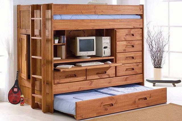 Giường ngủ bên trong tủ. Việc đặt giường bên trong tủ quần áo sẽ giúp bạn tiết kiệm được rất nhiều không gian cho gia đình. Thậm chí, bạn có thể đặt máy tính bên trong tủ quần áo để làm việc.