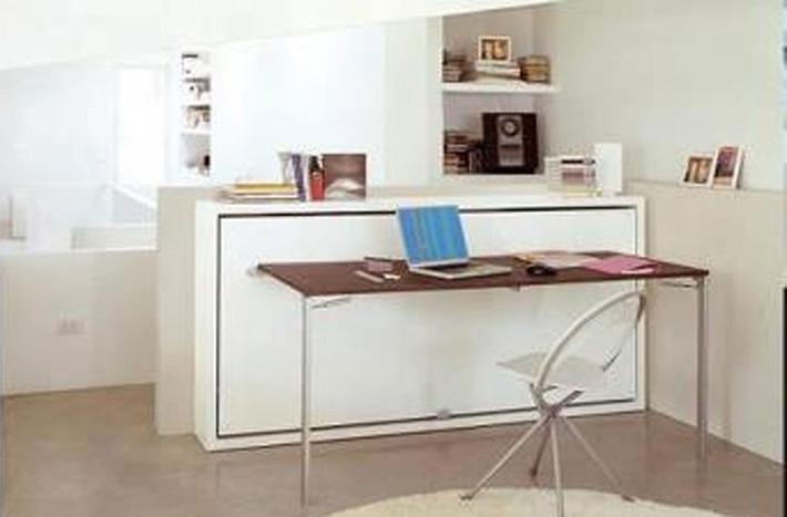 Sau khi cất chiếc giường ngủ đi, bạn có thể bày ra một chiếc bạn tiếp khách tiện dụng.