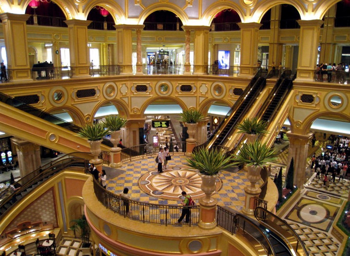 8. Casino Resort Hotel Venetian ở Macao, Trung Quốc: Sòng bạc Venetian có một không gian rộng lớn, trong đó có 500 bàn chơi bạc và hơn 2.000 máy chơi. Casino này chắc chắn là nơi lý tưởng cho những người yêu thích casino ghé thăm. Sau khi vui chơi chán chường tại casino, bạn có thể nghỉ ngơi tại khách sạn sang trọng Venetian với 3.000 phòng, trung tâm mua sắm cao cấp, hồ bơi, các nhà hàng.