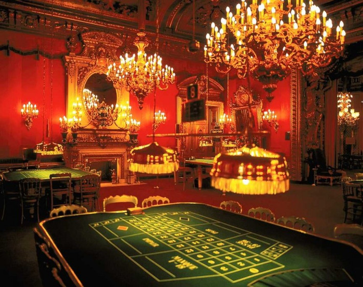 1. Casino Baden ở Đức: Được xây dựng vào năm 1820, Baden nổi tiếng với danh hiệu sòng bạc lâu đời nhất. Baden có tổng cộng 24 khu trò chơi, bao gồm roulette Pháp và Mỹ, baccarat, pocker, blackjack và những trò chơi khác qua mạng. Ngoài thú tiêu khiển ở sòng bài, du khách còn có thể giải trí thư giãn ở spa sang trọng, phòng khiêu vũ; hoặc có thể mua sắm tại trung tâm thương mại và ăn uống tại các nhà hàng với phong cách ẩm thực phong phú.