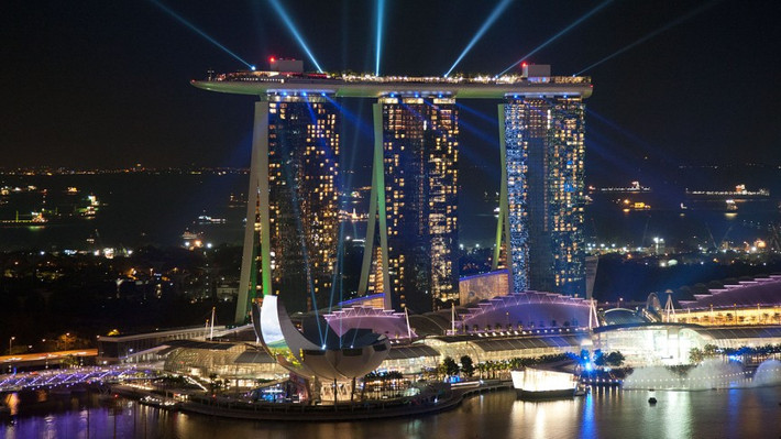 9. Marina Bay Sands Casino: Marina Bay Sands là một trong những khách sạn kiêm casino xa hoa nhất hành tinh. Tọa lạc tại thành phố Singapore, khách sạn cung cấp tất cả mọi thứ mà du khách muốn. Trong khuôn viên khách sạn có hồ bơi vô cực trên tầng thượng, spa thư giãn, bảo tàng khoa học nghệ thuật, một nhà hát và đương nhiên có cả một sòng bạc. Sòng bạc có sức chứa tới 2.300 người với 500 bàn chơi.