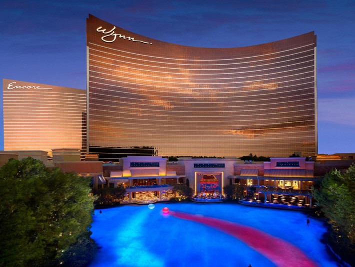5. Casino Wynn, Las Vegas (Mỹ): Wynn là một trong những khách sạn xa hoa nhất ở Las Vegas. Bên trong khách sạn sang trọng này là một sòng bạc xa xỉ có chi phí xây dựng 2,7 tỷ USD. Không chỉ sở hữu một trong những sòng bạc xa hoa nhất trên thế giới, Wynn còn có một nhà hàng Michelin 5 sao, một đại lý xe hơi sang trọng, hồ bơi rộng lớn... Nơi đây được hứa hẹn là một điểm đến tuyệt vời cho các hoạt động về đêm.