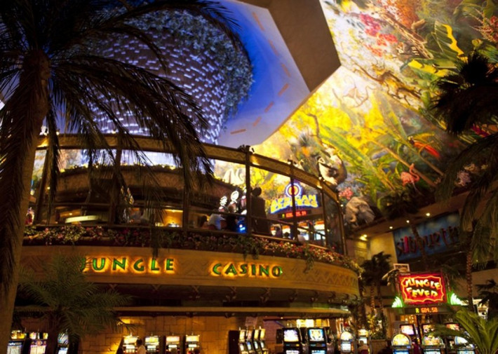 4. Casino Sun City Resort ở Nam Phi: Sòng bạc Sun City được coi là thánh địa chơi game với 852 máy khe và 38 bàn chơi roulette, blackjack, craps, poker, baccarat và Punto Banco. Khu sòng bài này có tới 4 khách sạn hạng sang với hai sân gofl, hồ bơi và rất nhiều cây xanh bao quanh. Ngoài ra, du khách có thể tham quan các thắng cảnh lân cận bằng một chuyến bay khinh khí cầu lãng mạn.