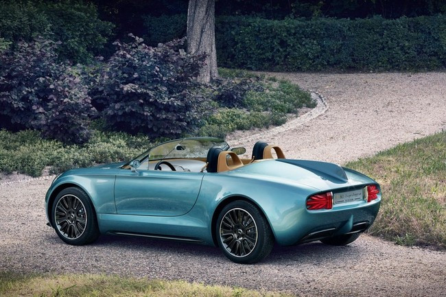 Chiếc xe được coi là sự pha trộn giữa một chiếc Mazda MX-5 Miata và xe đua D-Type của hãng Jaguar.