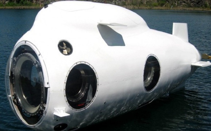 10. Tàu ngầm sang trọng Nautilus VAS – giá 2,7 triệu USD: Chiếc tàu ngầm Nautilus VAS có thể chứa đến 8 hành khách. Nó có khả năng lặn dưới nước trong 4 ngày và có thể lặn xuống độ xâu gần 2 km. Con tàu này được trang bị đầy đủ các tiện nghi sang trọng, gồm có một nhà vệ sinh, cầu thang, minibar và máy phát nhạc, phim kỹ thuật số.