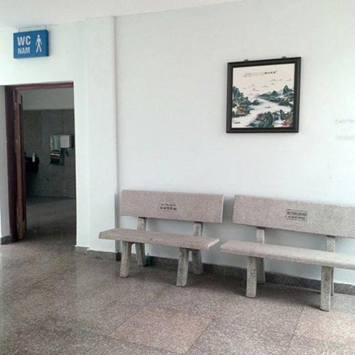 Hơn nữa, không phải lúc nào nhà vệ sinh công cộng này cũng mở cửa mà phụ thuộc vào... giờ làm việc của nhân viên.