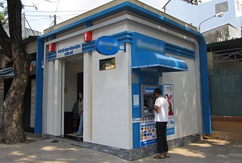 Ông Hoàng Nam Sơn - Phó giám đốc ban quản lý dự án cho biết, sở dĩ mức đầu tư cao như vậy vì bên trong nhà vệ sinh có thiết bị khử mùi tự động, các hệ thống xử lý thông gió, điện, nước đều là những thiết bị hiện đại, tuy nhiên cũng không khác biệt nhiều so với nhà vệ sinh thông thường. Đến ngày 8/1/2014, Chánh Văn phòng UBND TP Hà Nội Nguyễn Thịnh Thành đã ký văn bản truyền đạt ý kiến lãnh đạo TP Hà Nội về việc yêu cầu dừng chuẩn bị đầu tư dự án xây dựng 14 nhà vệ sinh công cộng bằng thép tiền tỷ này.