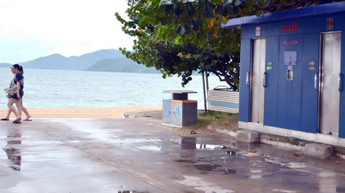 TP Nha Trang (tỉnh Khánh Hòa) cũng đã đầu tư hàng tỷ đồng để lắp đặt các nhà vệ sinh tự động, thường gọi là “nhà vệ sinh thông minh (NVSTM)”. Thế nhưng, các nhà vệ sinh này lại khiến cả du khách lẫn các nhà quản lý TP khó xử vì sự “thông minh” của chúng. Theo thống kê của Phòng quản lý đô thị TP Nha Trang, trên địa bàn TP có năm NVSTM, mỗi cái trị giá 580 triệu đồng, được lắp đặt chủ yếu trên đường Trần Phú - phố du lịch nổi tiếng của Nha Trang.