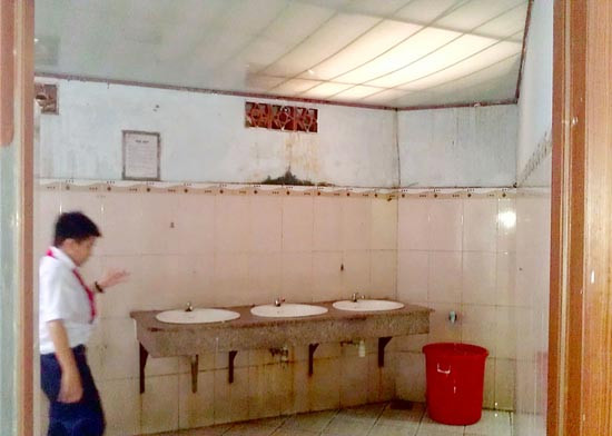 Gần đây, nhiều bậc cha mẹ tại đại hội phụ huynh Trường THCS Colette (Q.3, TPHCM) đã tranh luận về đề xuất xây dựng nhà vệ sinh thông minh gần 2 tỷ đồng của trường. Đề xuất xây dựng mới và cải tạo toàn bộ nhà vệ sinh lên tới gần 2 tỷ đồng đã khiến nhiều đại diện phụ huynh của một số lớp phát hoảng và lên tiếng phản đối. Một số phụ huynh cho rằng, xây nhà vệ sinh là một chủ trương chưa cấp thiết, đồng thời chi phí quá cao.