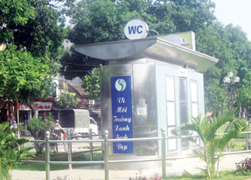 Đây không phải là lần đầu vấn đề xây nhà vệ sinh gây tranh cãi vì chi phí quá đắt đỏ. Ngày 31/10/2013, UBND đã có quyết định cho phép thực hiện chuẩn bị đầu tư dự án, đầu tư một số nhà vệ sinh công cộng bằng thép trên địa bàn Hà Nội. Theo đó, dự án được phê duyệt lắp đặt 14 nhà vệ sinh công cộng với mức đầu tư gần 15 tỷ đồng.