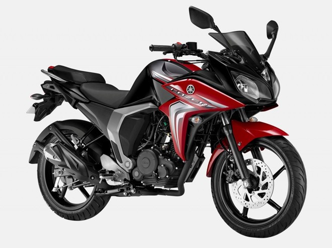 Về cơ bản, Fazer Fi V2.0 được coi là biến thể của FZ-S Fi. Xe sở hữu cụm đèn pha đôi mang thiết kế tương đồng với mẫu Yamaha R15.