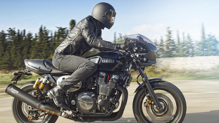 Ngoài XJR1300 phiên bản tiêu chuẩn, Yamaha còn ra mắt thêm bản XJR1300 Racer mang phong cách cafe racer, với nhiều chi tiết được sản xuất bởi đối tác của Yamaha.
