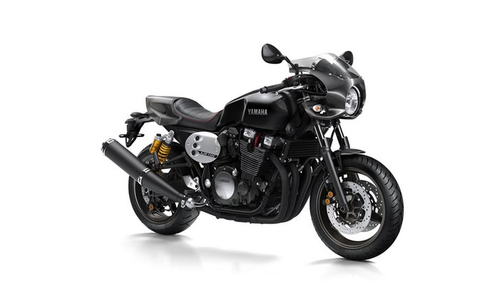 XJR1300 Racer có dàn vỏ được làm từ sợi carbon, cản trước carbon, tay lái dạng clip-on theo cảm hứng của dòng xe cafe racer trong những năm 1970.