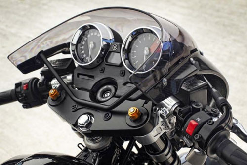 XJR1300 Racer phát triển dựa trên chi nhánh độ chính hãng Yamaha Yard Bluit bởi hãng độ xe Deus Ex Machina gọi là "Eau Rouge".