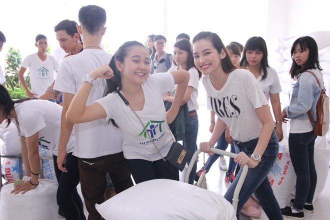 "Gom gạo" là sự kiện đầu tiên trong chuỗi chương trình "Gạo thật" được tổ chức bởi hội tình nguyện Từ Thiện Thật. Chương trình thu hút nhiều gương mặt nổi tiếng tham gia như diễn viên trẻ Tam Triều Dâng và hoa hậu Trúc Diễm...