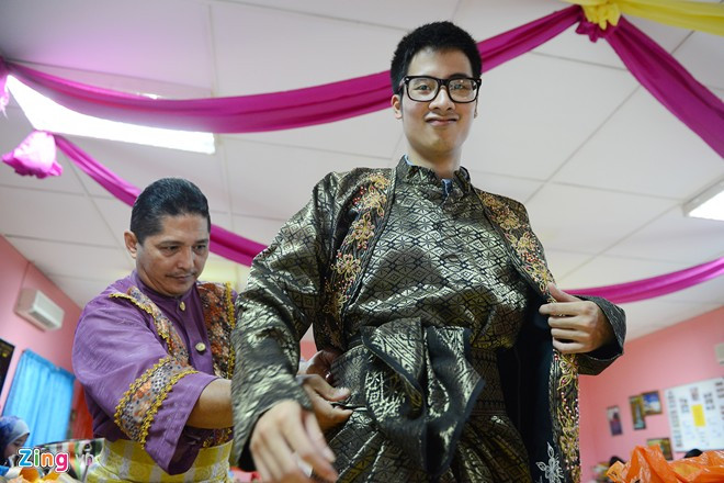 Anh lựa chọn trang phục và lễ nghi đám cưới truyền thống Akad Nikah của đất nước 28 triệu dân chủ yếu theo đạo Hồi. Trước khi làm lễ, chàng hot boy có hơn 1,8 triệu fan trên Facebook còn tập qua các bước thủ tục, cách đứng ngồi và chào hỏi.