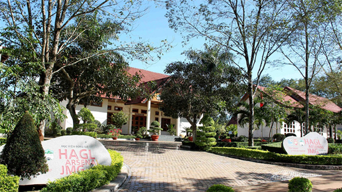 Trong học viện, ở trước các khu nhà luôn có những khối đá lớn gợi lên hình những bàn chân trần – một biểu tượng gắn liền với học viện – và được in logo học viện.