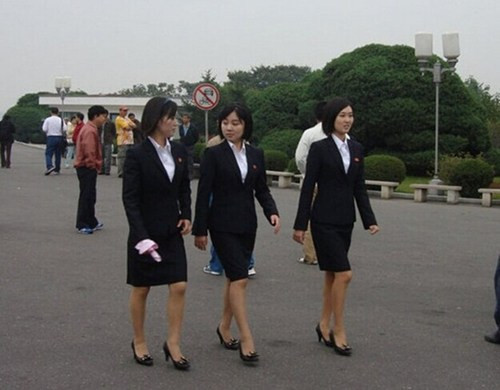 Phụ nữ Triều Tiên trong trang phục trắng đen cùng giày cao gót hiện đại.