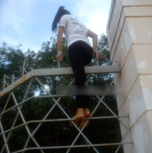 Khi nữ sinh vượt rào.