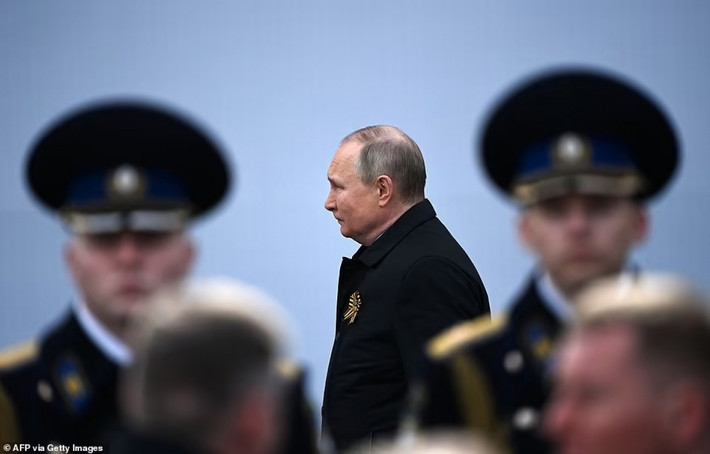 Tổng thống Nga Valdimir Putin tới Quảng trường Đỏ. Ảnh: AFP