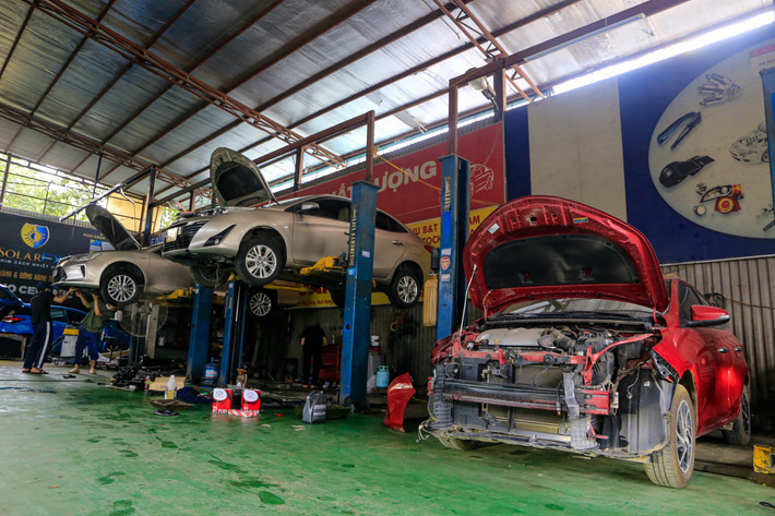 Sáng 30/5, nhiều tài xế mang xe đi sửa chữa, bảo dưỡng do đi vào tuyến đường ngập sâu khiến phương tiện không thể di chuyển.