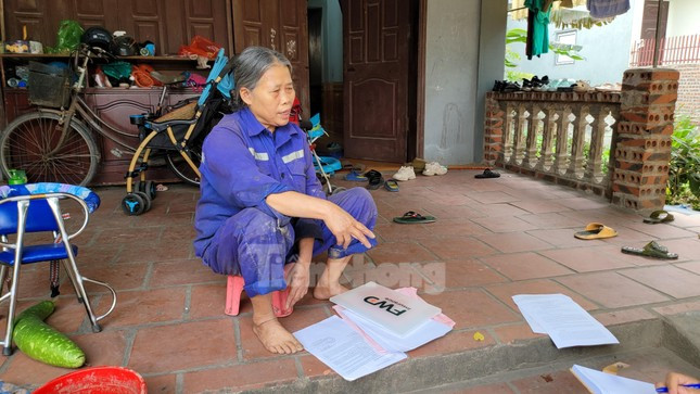 Khi biết phóng viên Tiền Phong về tìm hiểu sự việc, bà Luyến quần áo lấm lem bỏ vội đám ruộng gần nhà chạy về mang một đống giấy tờ liên quan để trình bày.
