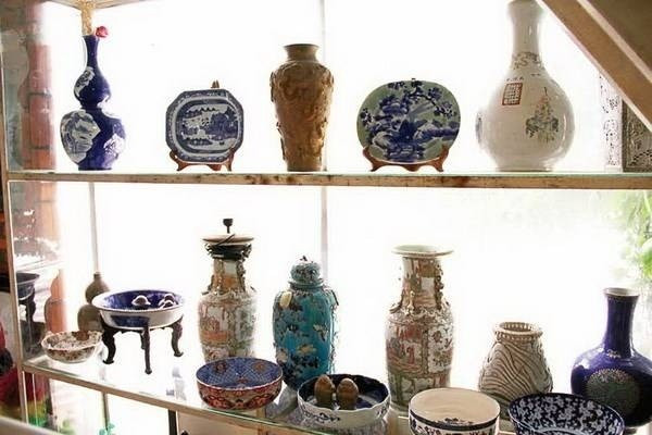 Đồ cổ không rõ nguồn gốc. Sưu tầm đồ cổ là sở thích của nhiều người. Tuy nhiên, bạn nên cẩn trọng khi sưu tầm các món đồ cổ. Rất nhiều món đồ vốn được chôn theo người đã khuất. Những món đồ không rõ nguồn gốc, là đồ tùy táng thì không nên tùy tiện đặt trong nhà. Chúng thường được cho là chứa nguồn âm khí nặng, làm ảnh hưởng xấu tới tài lộc, sức khỏe của các thành viên trong gia đình.