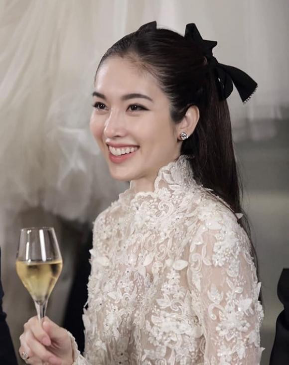 ách đây vài ngày, Nong Poy người đẹp cũng thu thu sự chú ý khi đăng ảnh mới nhất của mình tại đám cưới bạn thân. Đăng quang ngôi vị cao nhất tại cuộc thi Miss International Queen năm 2004, Nong Poy sau hàng chục năm vẫn trẻ đẹp.