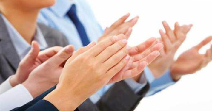 Chưởng đức. Khen ngợi người khác thì phải vỗ tay, mỗi người đều cần có tiếng vỗ tay của người khác. Vui vẻ vì người khác chính là trách nhiệm của mỗi người. Người không biết vỗ tay thì đời người quá hẹp hòi. Biết khích lệ người khác một chút thì mới có thể mang đến cho họ nhiều sức mạnh hơn bạn tưởng.
